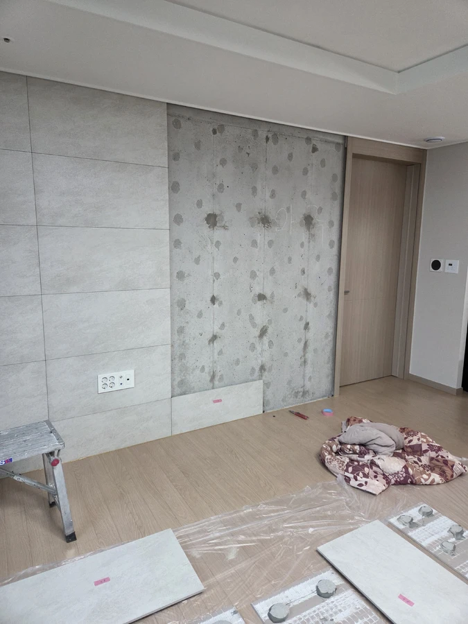부천 거실 아트월 벽타일 흔들림·단차 원상복구 시공 전 현장